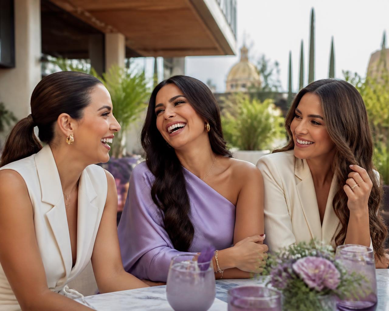 Mujeres conversando en una terraza al aire libre en Guadalajara